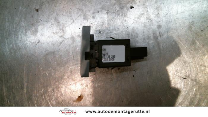 Interruptor de luz de pánico de un Opel Signum (F48) 2.2 DGI 16V 2003