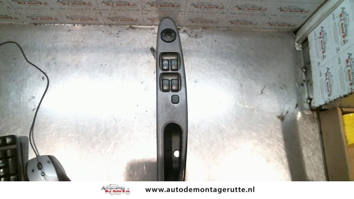 Usados Interruptor combinado de ventanillas Kia Joice 2.0 16V Precio de solicitud ofrecido por Autodemontage M.J. Rutte B.V.