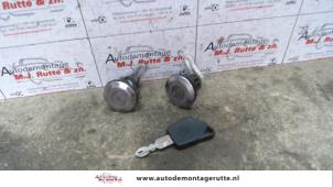 Używane Wkladka zamka drzwiowego prawa Peugeot 106 I 1.0i Cena na żądanie oferowane przez Autodemontage M.J. Rutte B.V.