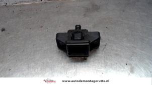 Używane Rygiel tylnej klapy Renault Scénic I (JA) 1.4 16V Cena na żądanie oferowane przez Autodemontage M.J. Rutte B.V.