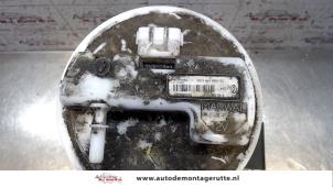 Usados Bomba eléctrica de combustible Renault Twingo II (CN) 1.2 Precio de solicitud ofrecido por Autodemontage M.J. Rutte B.V.