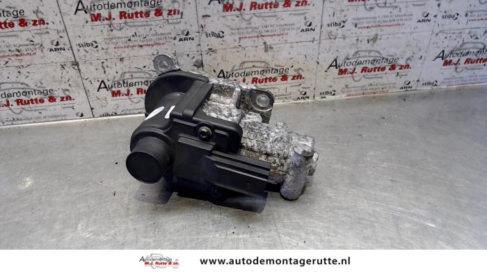 EGR valve from a Volkswagen Touran (1T1/T2) 1.9 TDI 105 Euro 3 2006