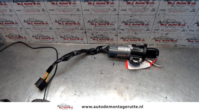 Używane Stacyjka + Kluczyk Renault Twingo (C06) 1.2 16V Cena na żądanie oferowane przez Autodemontage M.J. Rutte B.V.