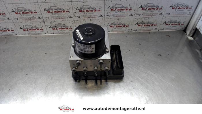 Usagé Bloc ABS Mercedes C Sportcoupé (C203) 1.8 C-180K 16V Prix sur demande proposé par Autodemontage M.J. Rutte B.V.