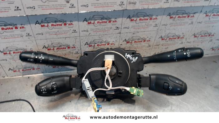 Steering column stalk from a Peugeot 206 (2A/C/H/J/S) 1.4 HDi 2005
