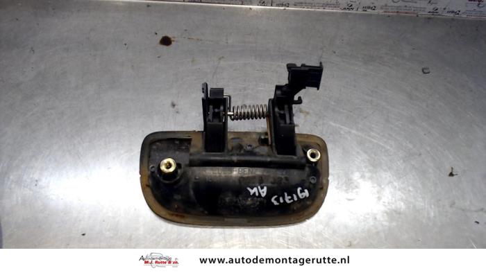 Uchwyt tylnej klapy z Mercedes-Benz Vito (639.6) 2.2 109 CDI 16V 2005