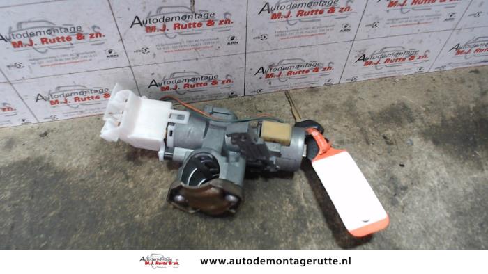 Używane Stacyjka + Kluczyk Mazda 323 F (BA14) 1.5i GLX,GT 16V Cena na żądanie oferowane przez Autodemontage M.J. Rutte B.V.