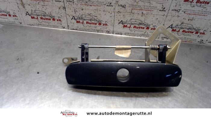 Tailgate handle from a Volkswagen Polo IV (9N1/2/3) 1.4 16V 75 2006