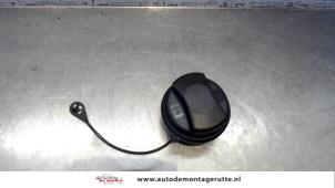 Usados Tapón de depósito Opel Corsa D 1.2 16V Precio de solicitud ofrecido por Autodemontage M.J. Rutte B.V.