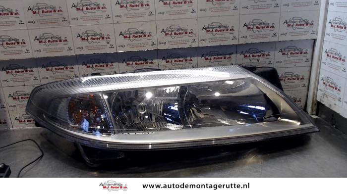 Używane Reflektor prawy Renault Laguna II Grandtour (KG) 2.0 16V Turbo Cena € 100,00 Procedura marży oferowane przez Autodemontage M.J. Rutte B.V.