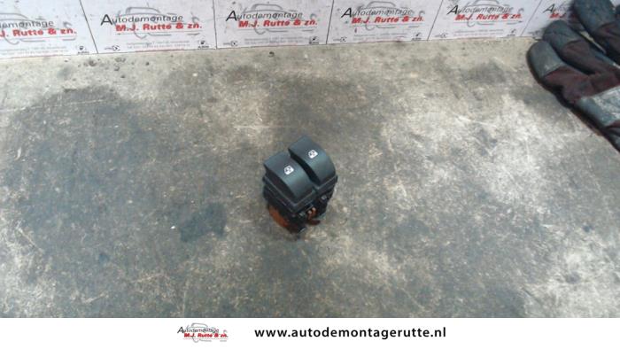 Usados Interruptor combinado de ventanillas Renault Laguna II Grandtour (KG) 2.2 dCi 150 16V Precio de solicitud ofrecido por Autodemontage M.J. Rutte B.V.