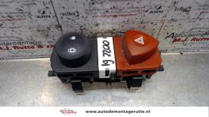 Używane Przelacznik swiatel awaryjnych Renault Grand Scénic II (JM) 2.0 16V Cena na żądanie oferowane przez Autodemontage M.J. Rutte B.V.