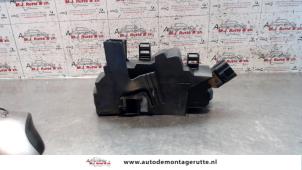 Used Door lock mechanism 4-door, front left Fiat Croma (194) 2.2 MPI 16V Price on request offered by Autodemontage M.J. Rutte B.V.