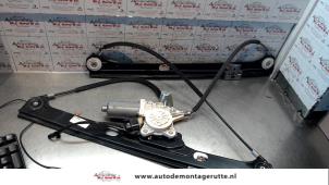 Used Window mechanism 2-door, front left Mercedes Vaneo (W414) 1.7 CDI 16V Price on request offered by Autodemontage M.J. Rutte B.V.