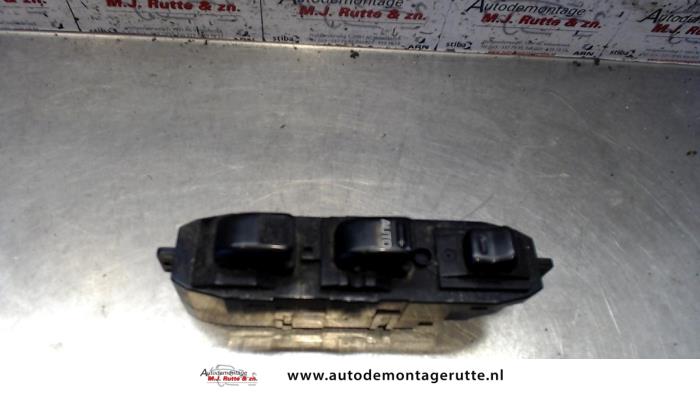 Usados Interruptor combinado de ventanillas Daihatsu Move (L9) 850 Precio de solicitud ofrecido por Autodemontage M.J. Rutte B.V.