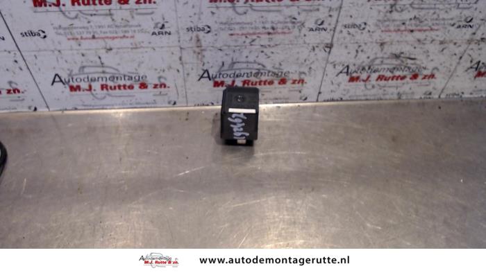 Begagnade Relä Volvo S80 (AR/AS) 2.4 D5 20V 180 Pris på förfrågan erbjuds av Autodemontage M.J. Rutte B.V.