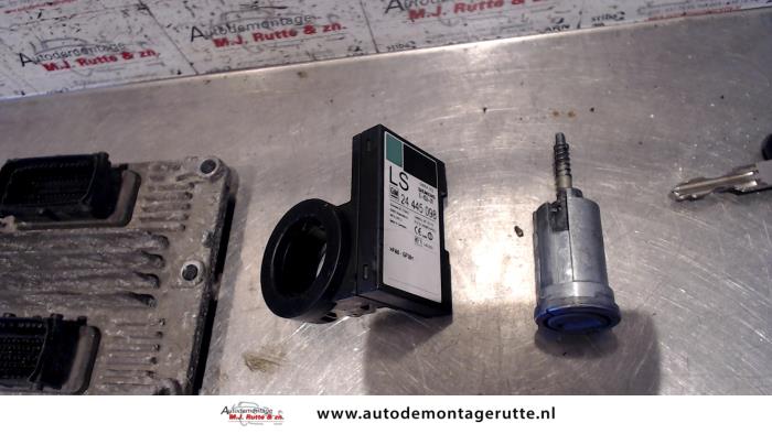 Ignition lock + computer from a Opel Zafira (F75) 2.2 16V 2002