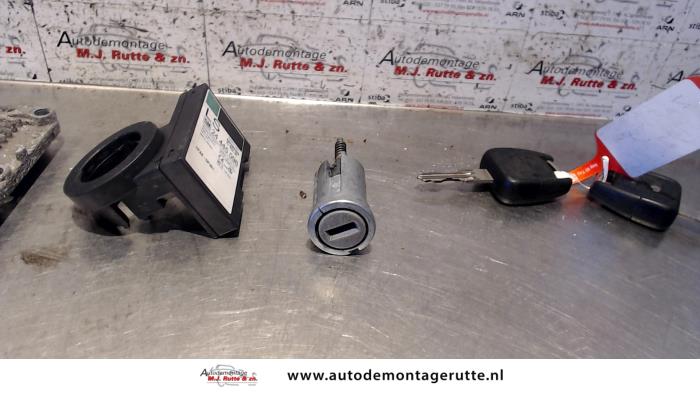 Ignition lock + computer from a Opel Zafira (F75) 2.2 16V 2002