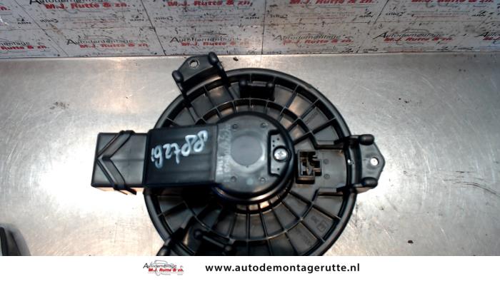 Heating and ventilation fan motor from a Toyota Yaris II (P9) 1.0 12V VVT-i 2010