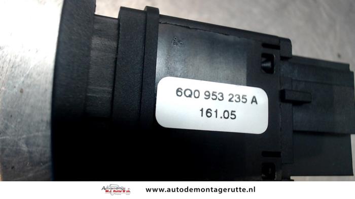 Panikbeleuchtung Schalter van een Volkswagen Polo IV (9N1/2/3) 1.4 TDI 70 2005