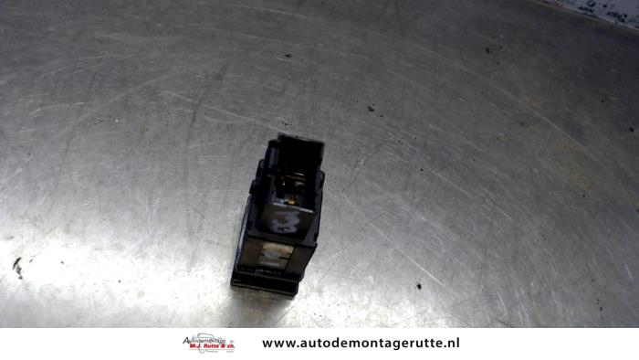 Panikbeleuchtung Schalter van een Volkswagen Polo IV (9N1/2/3) 1.4 TDI 70 2005