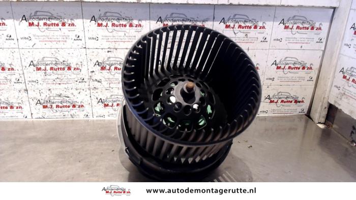 Heating and ventilation fan motor from a Citroën C1 1.0 12V 2006