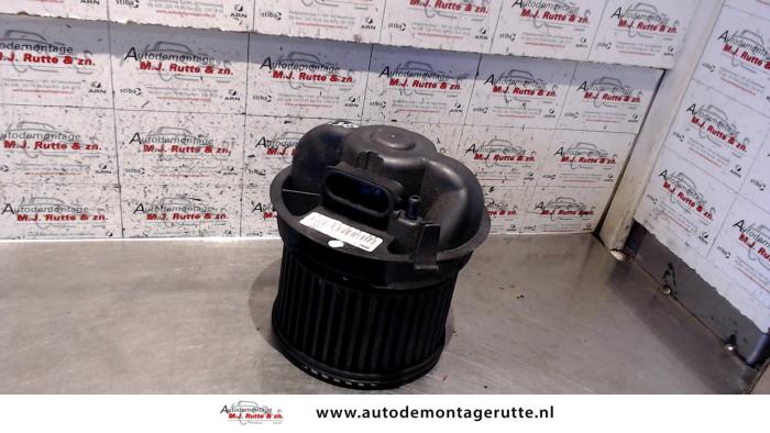 Heating and ventilation fan motor from a Citroën C1 1.0 12V 2006