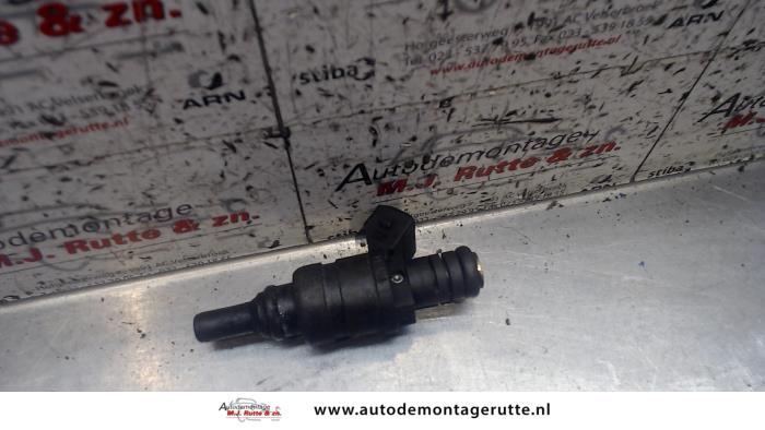 Injector (petrol injection) from a BMW 5 serie Touring (E39) 520i 24V 2001
