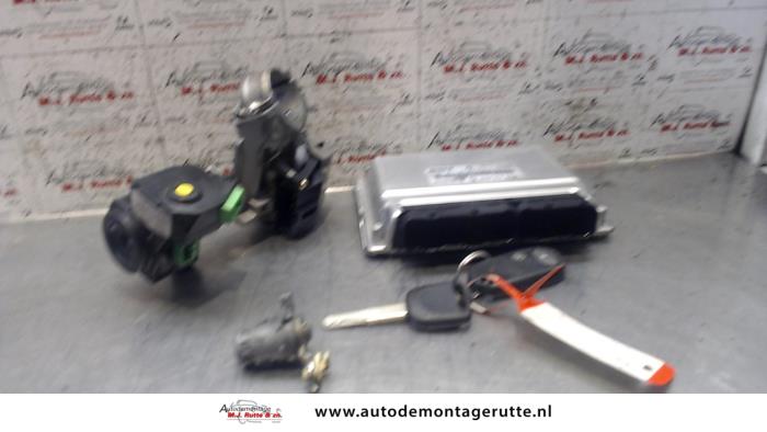 Used Ignition lock + computer Honda Civic (EP/EU) 1.7 CTDi 16V Price on request offered by Autodemontage M.J. Rutte B.V.