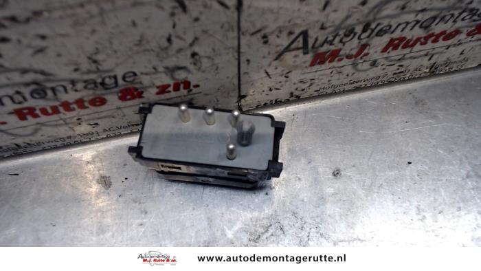 Central locking switch from a Mercedes-Benz S (W140) 5.0 S 500,Lang 32V 1994