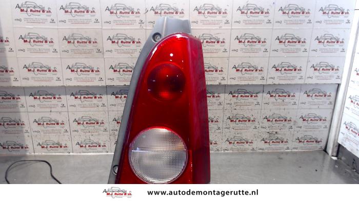 Taillight, right from a Opel Agila (A) 1.0 12V Twin Port 2003