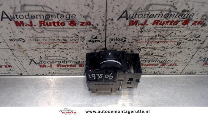 Używane Przelacznik reflektora LHV Seat Leon (1P1) 1.9 TDI 105 Cena na żądanie oferowane przez Autodemontage M.J. Rutte B.V.