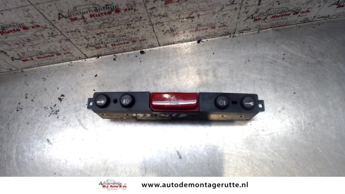 Interruptor de luz de pánico de un Alfa Romeo GT (937) 2.0 JTS 16V 2004