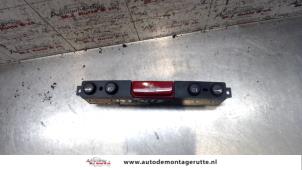 Usados Interruptor de luz de pánico Alfa Romeo GT (937) 2.0 JTS 16V Precio de solicitud ofrecido por Autodemontage M.J. Rutte B.V.
