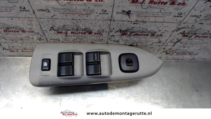 Usados Interruptor combinado de ventanillas Mazda 323 Fastbreak (BJ14) 1.6 16V Precio de solicitud ofrecido por Autodemontage M.J. Rutte B.V.