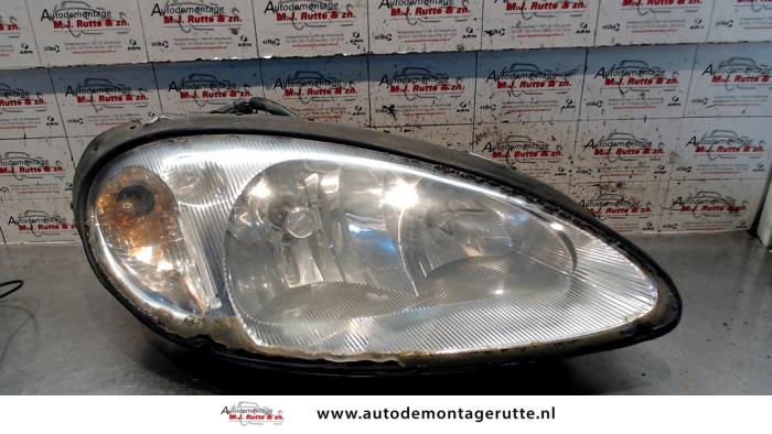 Używane Reflektor prawy Chrysler PT Cruiser 2.0 16V Cena na żądanie oferowane przez Autodemontage M.J. Rutte B.V.