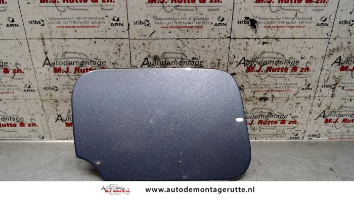 Tank cap cover from a Peugeot 407 SW (6E) 2.0 HDiF 16V 2002