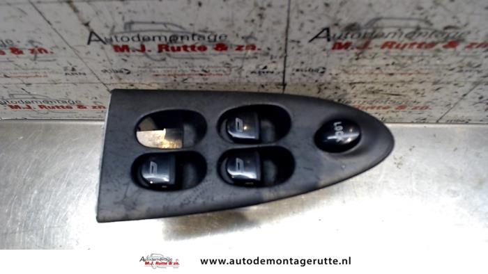 Usados Interruptor combinado de ventanillas Lancia Lybra SW 1.8 16V Precio de solicitud ofrecido por Autodemontage M.J. Rutte B.V.