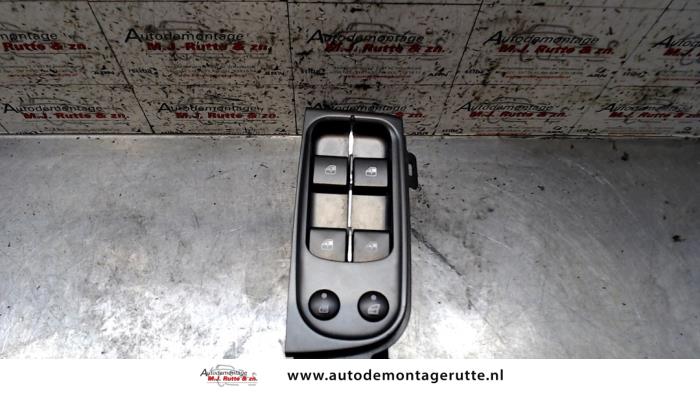 Usados Interruptor combinado de ventanillas Lancia Thesis (841) 2.4 20V Precio de solicitud ofrecido por Autodemontage M.J. Rutte B.V.