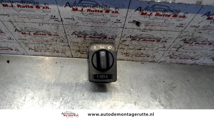 Interruptor de luz de un Opel Omega A (16/17/19) 1.8 N,LS,GL,GLS 1987