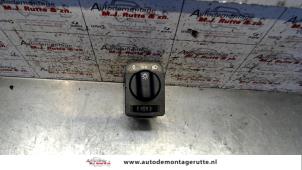 Używane Przelacznik swiatel Opel Omega A (16/17/19) 1.8 N,LS,GL,GLS Cena na żądanie oferowane przez Autodemontage M.J. Rutte B.V.