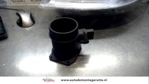 Usados Medidor de flujo de aire Volkswagen Passat (3B3) 2.0 20V Precio € 35,00 Norma de margen ofrecido por Autodemontage M.J. Rutte B.V.