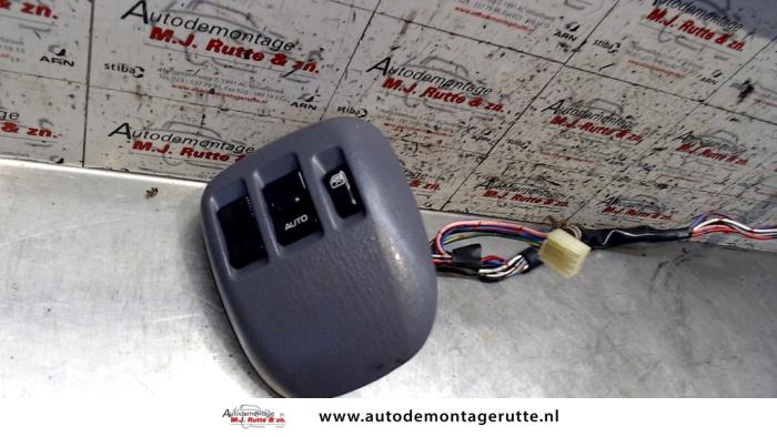 Usados Interruptor combinado de ventanillas Daihatsu Terios (J1) 1.3 16V 4x4 Precio de solicitud ofrecido por Autodemontage M.J. Rutte B.V.