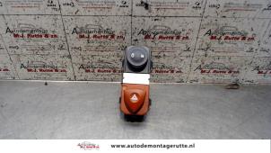 Usagé Bouton de warning Renault Scénic II (JM) 1.6 16V Prix sur demande proposé par Autodemontage M.J. Rutte B.V.