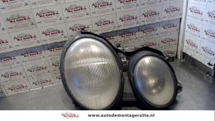 Używane Reflektor prawy Mercedes CLK (W208) 2.0 200K Evo 16V Cena na żądanie oferowane przez Autodemontage M.J. Rutte B.V.