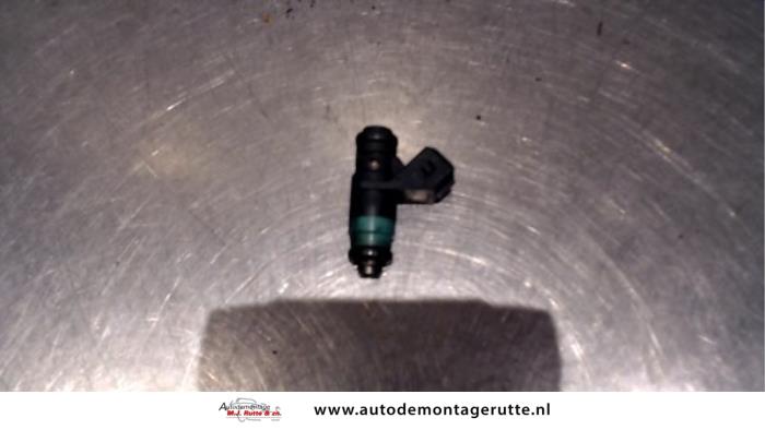 Injector (petrol injection) from a Renault Grand Scénic II (JM) 2.0 16V 2004