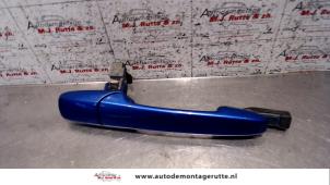 Used Front door handle 4-door, right Mazda 3 (BK12) 1.6 CiTD 16V Price on request offered by Autodemontage M.J. Rutte B.V.