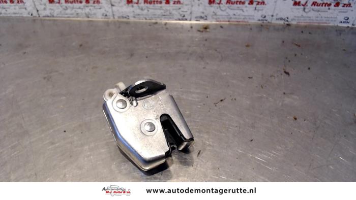 Tailgate lock mechanism from a Opel Combo 1.3 CDTI 16V ecoFlex 2013