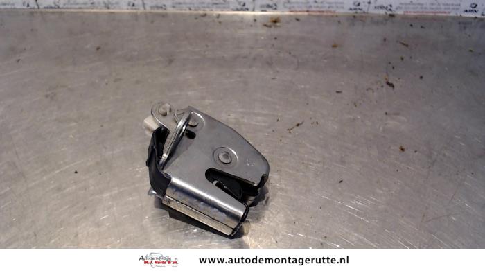 Tailgate lock mechanism from a Opel Combo 1.3 CDTI 16V ecoFlex 2013