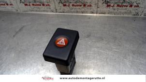 Używane Przelacznik swiatel awaryjnych Dacia Logan (LS) 1.4 Cena na żądanie oferowane przez Autodemontage M.J. Rutte B.V.